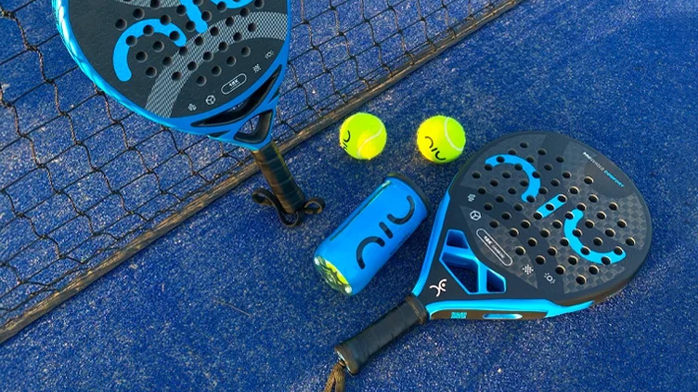 NIU rackets and balls on a padel court, generated with AI